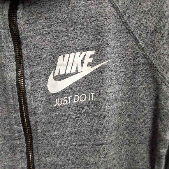 Nike Gray Sweatshirt Cozy and Stylish - Picture 4 of 9
